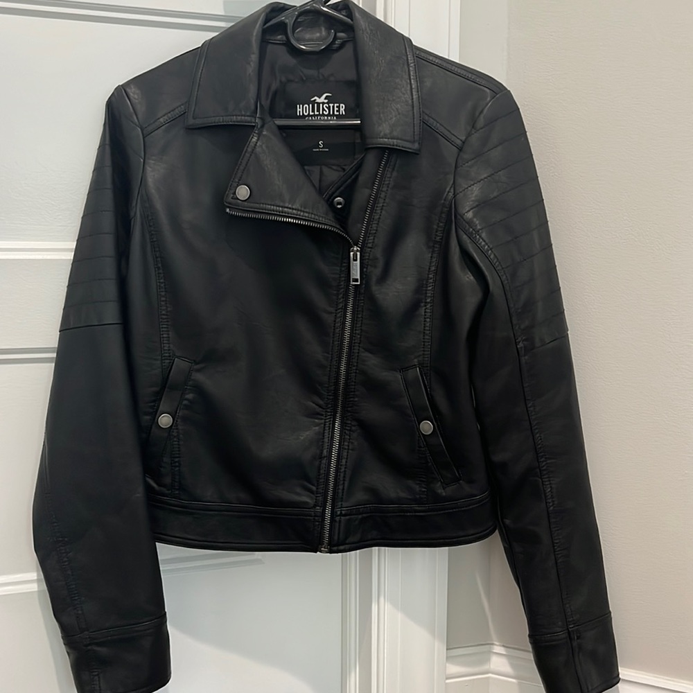 EUC Hollister faux leather cropped moto/biker jacket 🖤